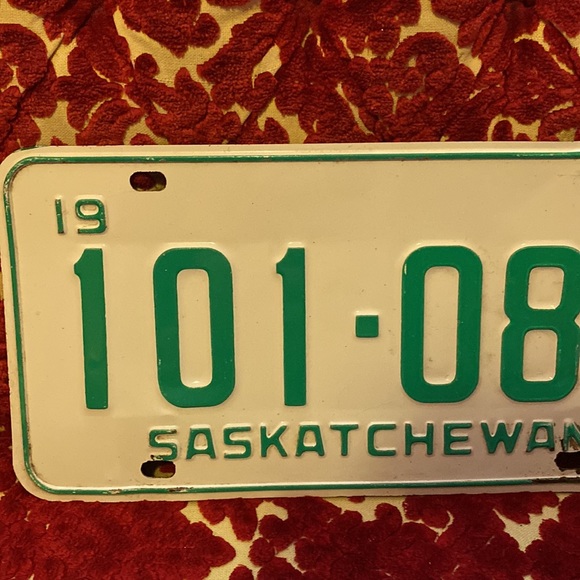 Vintage Rustic pair of 1968 Saskatchewan license Plates - Picture 4 of 13